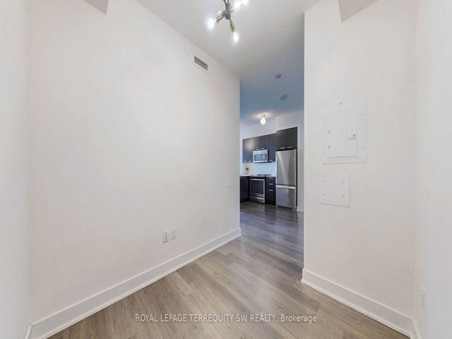 1001 - 30 Roehampton Ave