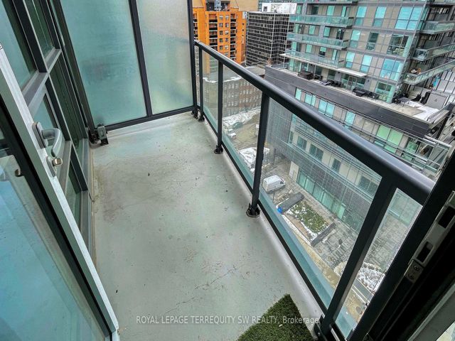 1001 - 30 Roehampton Ave