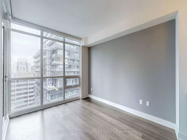 1001 - 30 Roehampton Ave