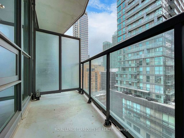1001 - 30 Roehampton Ave