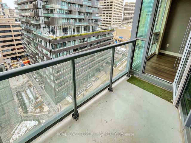 1001 - 30 Roehampton Ave