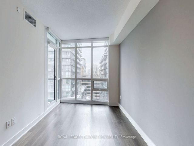 1001 - 30 Roehampton Ave