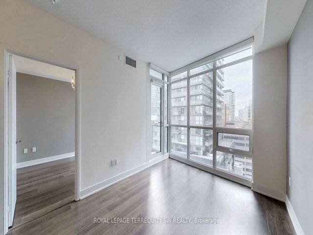 1001 - 30 Roehampton Ave