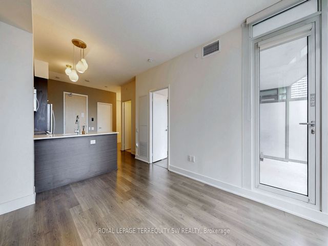 1001 - 30 Roehampton Ave