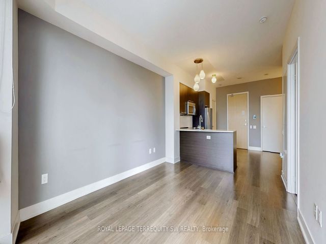 1001 - 30 Roehampton Ave