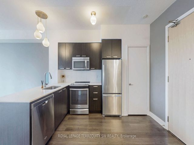 1001 - 30 Roehampton Ave