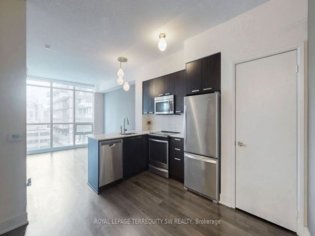 1001 - 30 Roehampton Ave