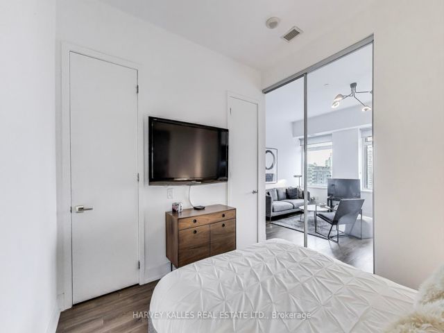 1025 - 111 St.Clair Ave