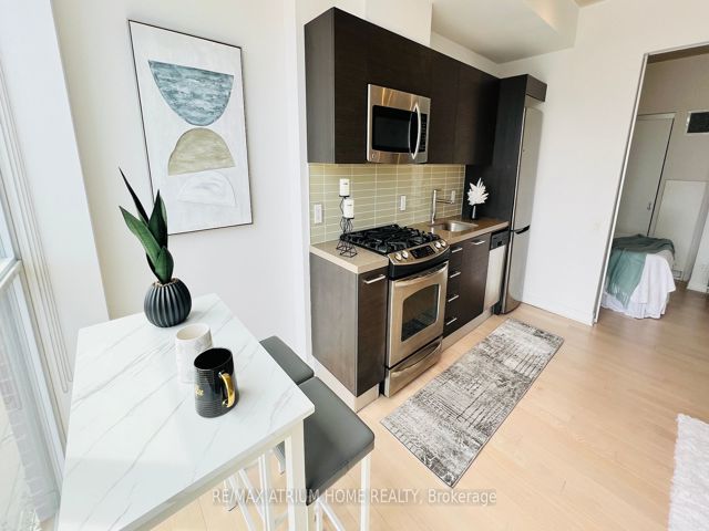 508 - 318 King St E