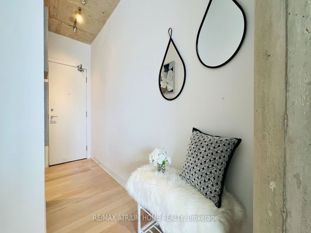 508 - 318 King St E