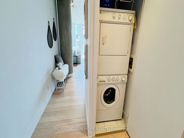 508 - 318 King St E