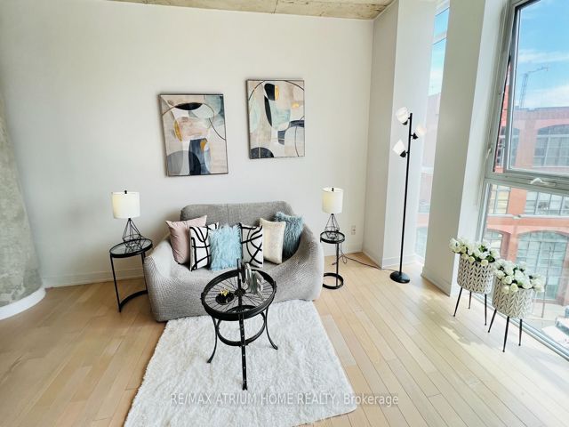 508 - 318 King St E