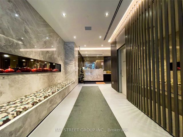 1015 - 215 Queen St W