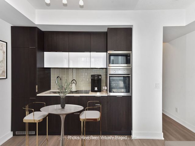 2105 - 318 Richmond St W