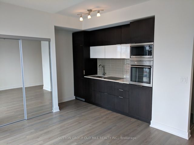 2105 - 318 Richmond St W