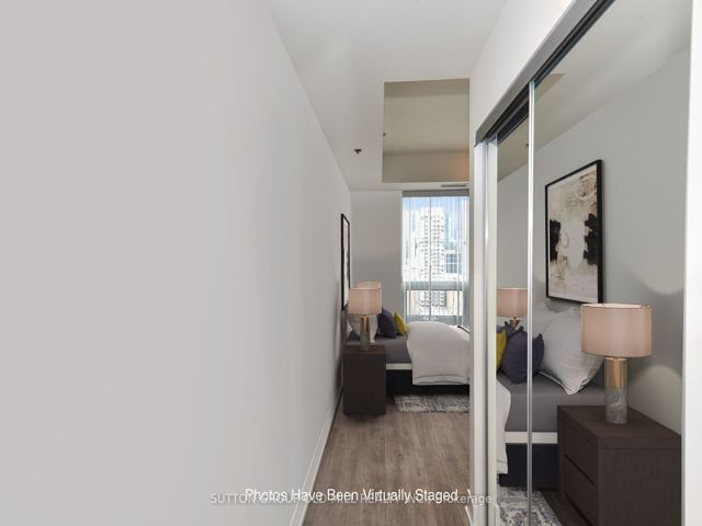 2105 - 318 Richmond St W