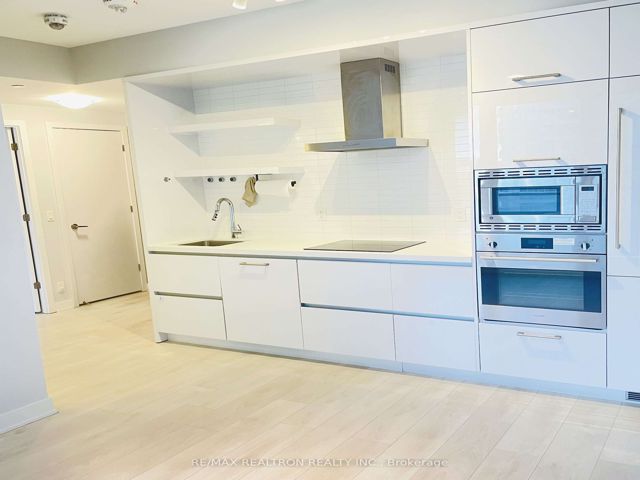 1007 - 2221 Yonge St