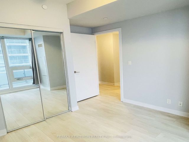 1007 - 2221 Yonge St