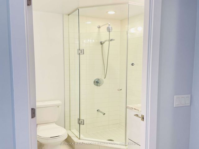 1007 - 2221 Yonge St