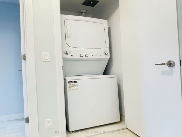 1007 - 2221 Yonge St