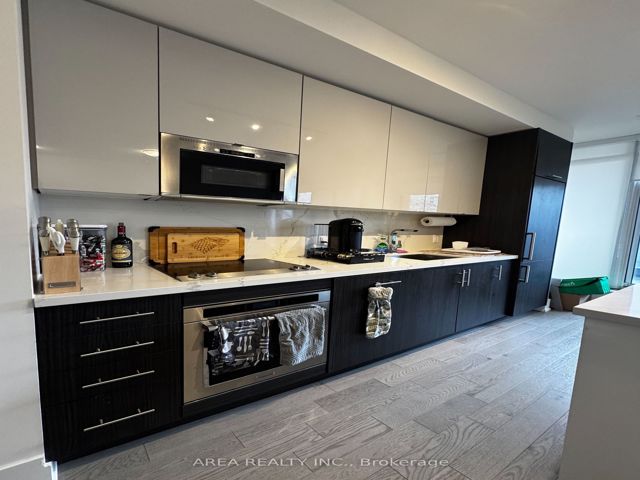 203 - 330 Richmond St W