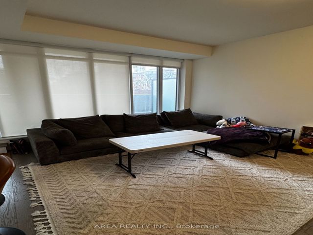 203 - 330 Richmond St W