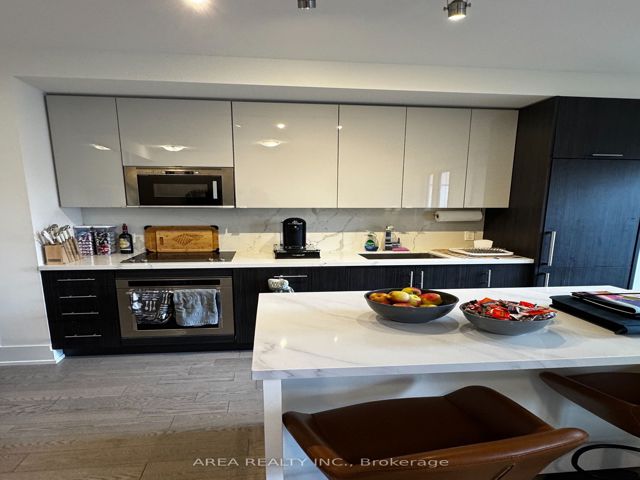 203 - 330 Richmond St W