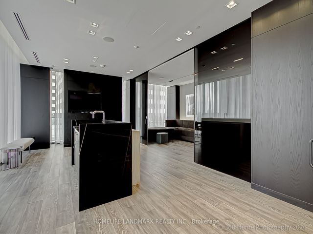 508 - 8 Eglinton Ave E