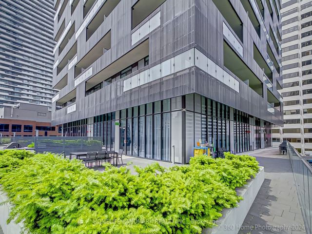 508 - 8 Eglinton Ave E