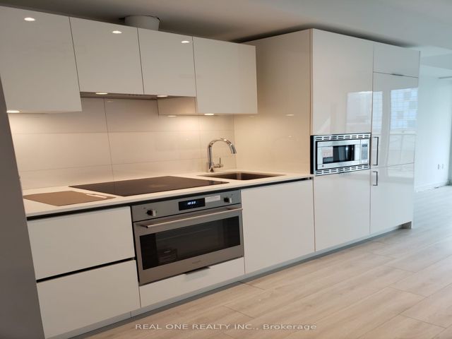 1733 - 230 Simcoe St