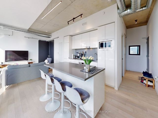 909 - 21 Lawren Harris Sq