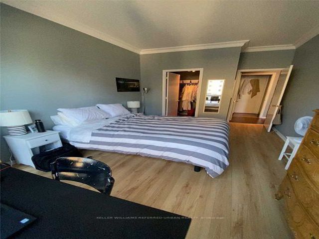 1216 - 7 King St E