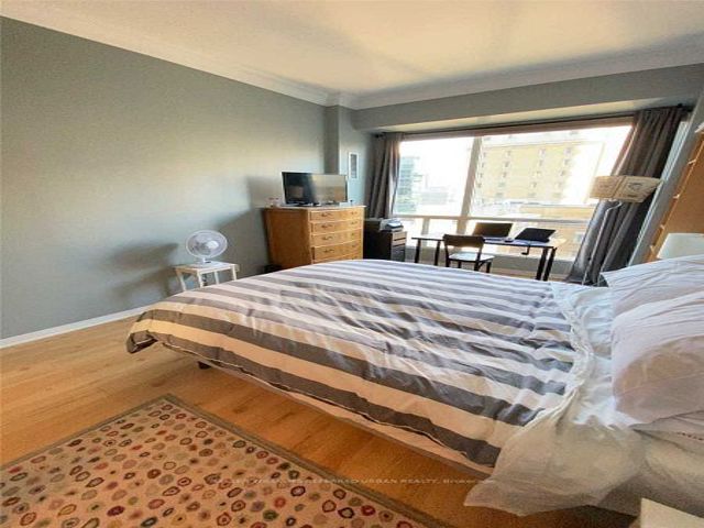 1216 - 7 King St E