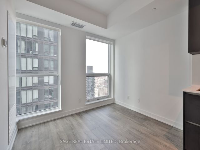 3405 - 327 King St W