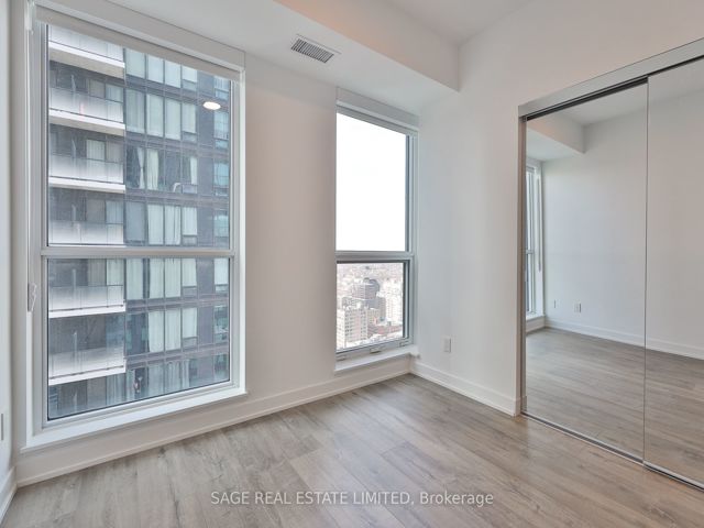3405 - 327 King St W