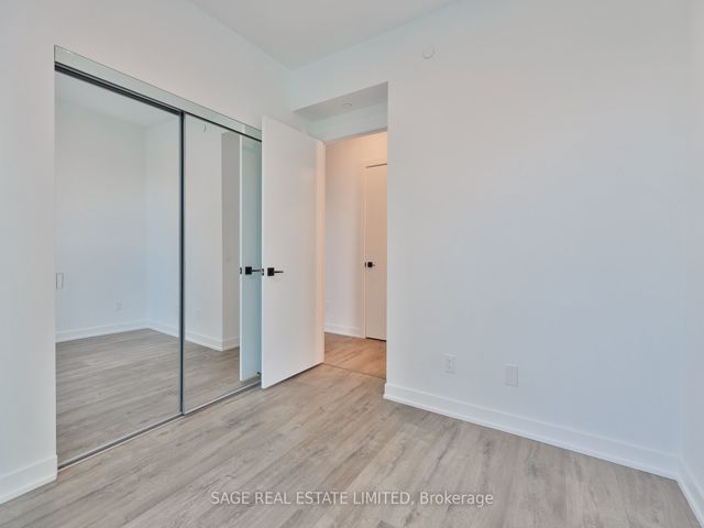 3405 - 327 King St W