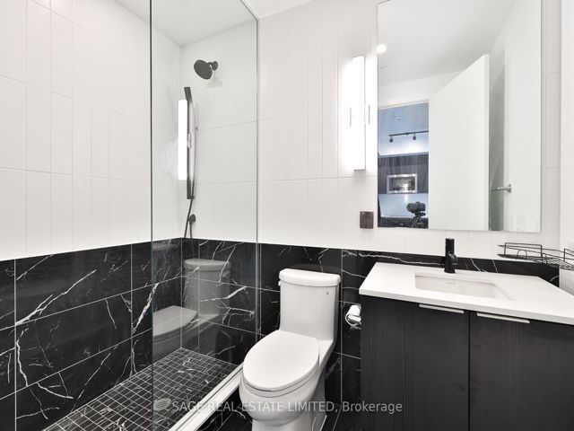 3405 - 327 King St W