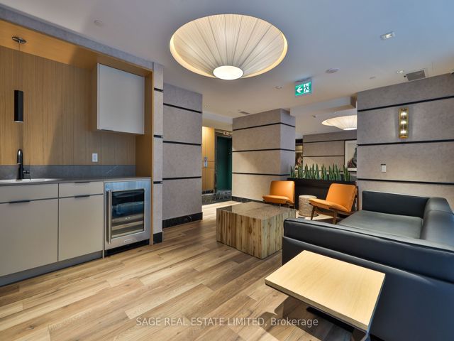 3405 - 327 King St W