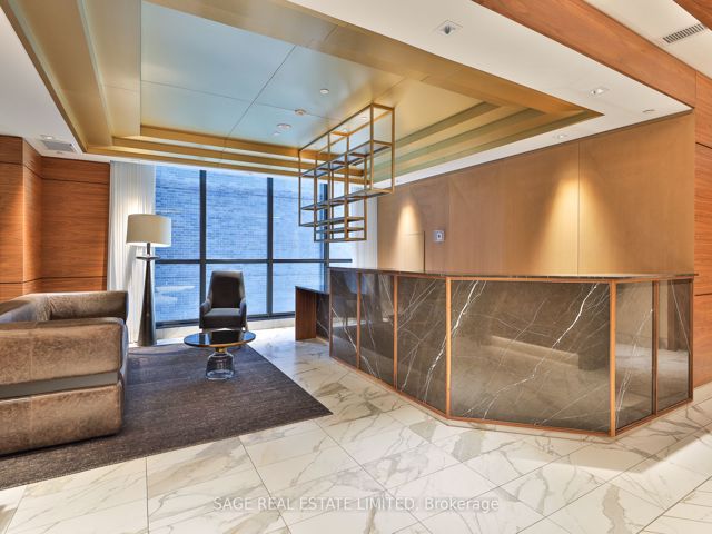 3405 - 327 King St W