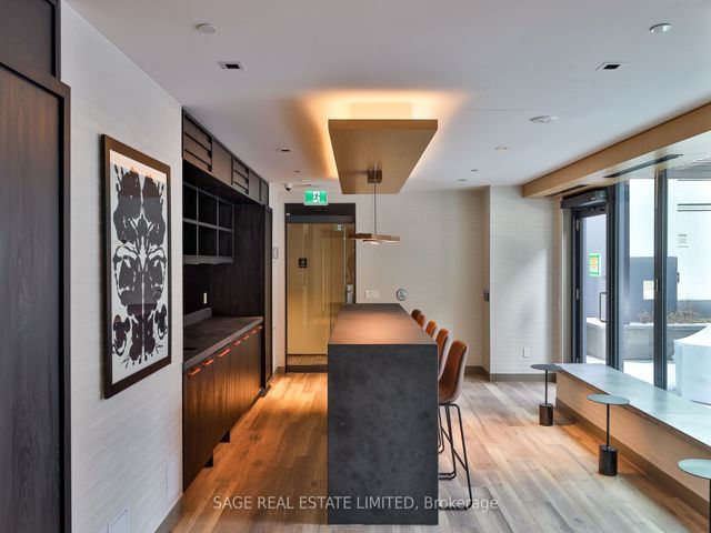 3405 - 327 King St W