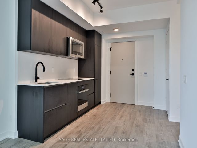 3405 - 327 King St W