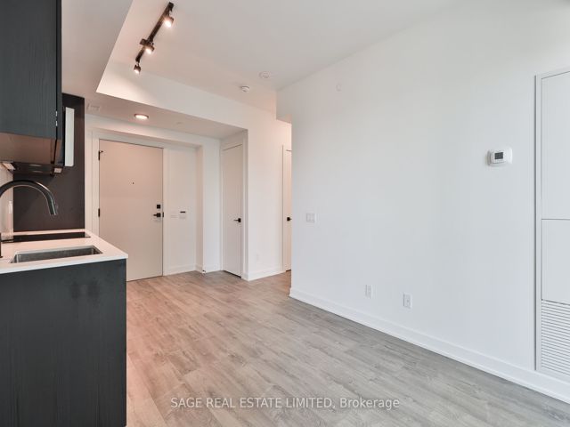 3405 - 327 King St W