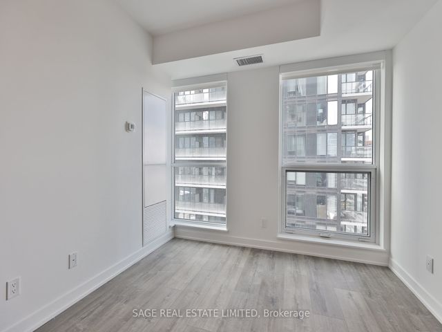 3405 - 327 King St W