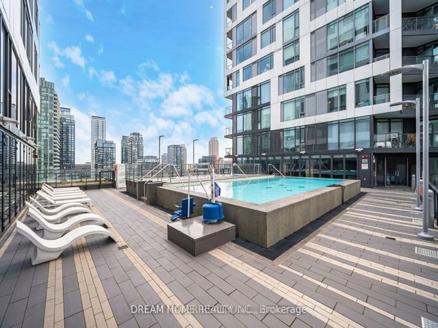 601 - 576 Front St W