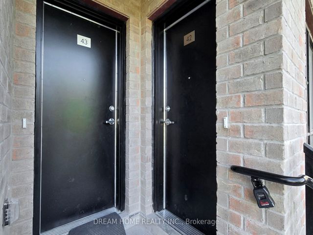 42 - 851 Sheppard Ave W