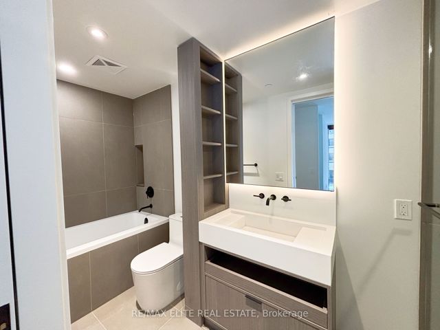 TH10 - 55 Charles St E