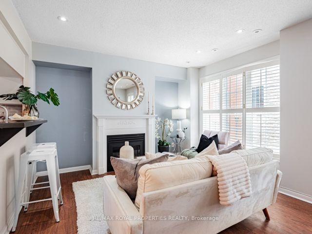 1202 - 5 Everson Dr