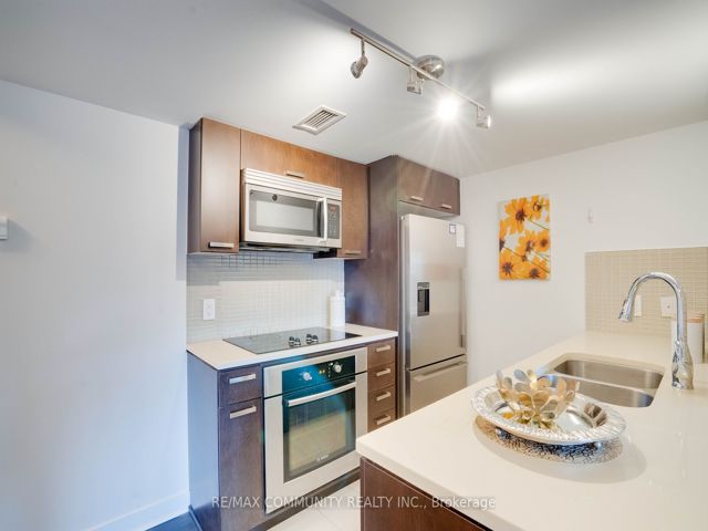 824 - 295 Adelaide St W