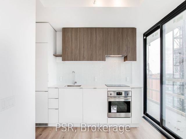 1605 - 161 Roehampton Ave