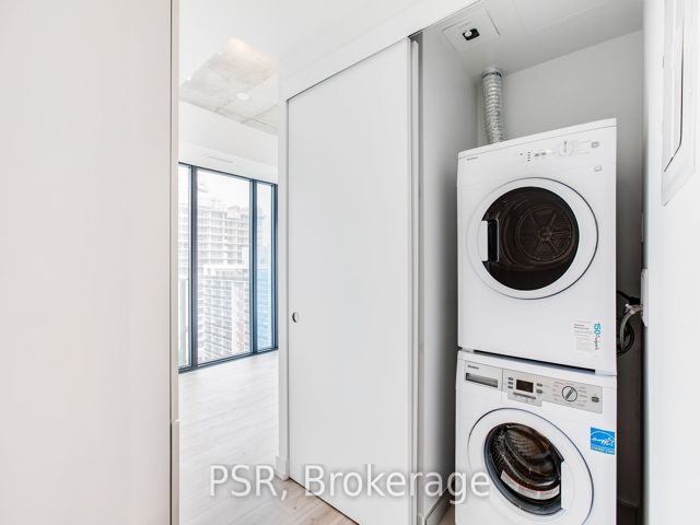 1605 - 161 Roehampton Ave